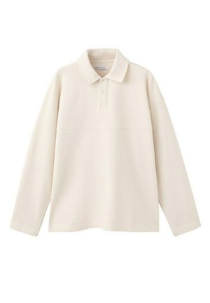 Polo a maniche lunghe color crema con colletto e patta con due bottoni, design semplice, vestibilità comoda, mostrata su sfondo bianco.