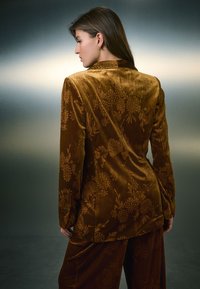 Next REGULAR FIT - EMBOSSED BREASTED  - Blazer - ochre yellow