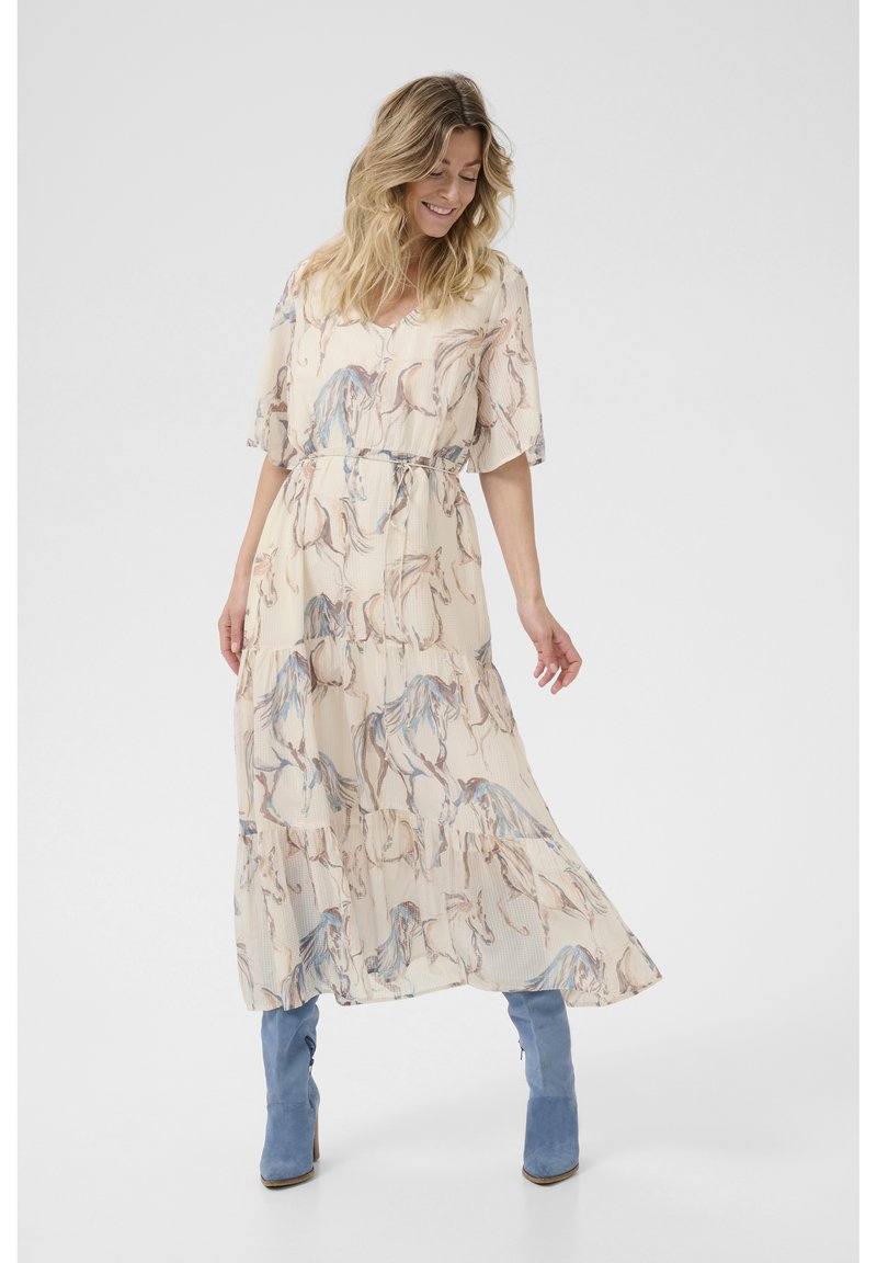 Maxikleid aus leichtem, gemustertem Stoff mit halbtransparenter Optik. Es hat einen V-Ausschnitt, kurze Ärmel und gestufte Rüschen in Creme mit Pferdemotiven.