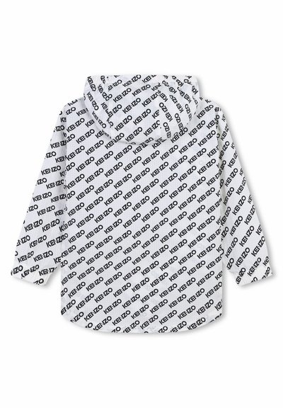 Veste légère blanche à capuche arborant un motif répété du logo noir "KENZO", avec des manches longues et une coupe décontractée.