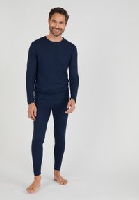 Marine thermokleding set bestaande uit een lange mouwen top en aangesloten broeken. De stof lijkt glad met een lichte stretch; minimalistisch ontwerp zonder zichtbare logo's.