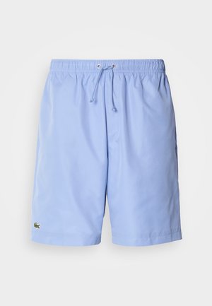 Világoskék férfi fürdőnadrág rugalmas derékrésszel, húzózsinórral és egy kis zöld krokodil logóval az alsó bal lábszáron.