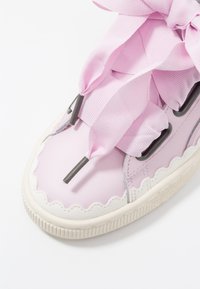 Rosa Sneaker mit gewelltem Design, ausgestattet mit dicken satinierten Schnürsenkeln, Kunststoffösen und einer Gummisohle mit strukturiertem Muster.