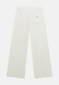 Pantaloni bianchi a gamba larga in denim, con due tasche posteriori e un piccolo logo sulla tasca destra. Texture liscia.