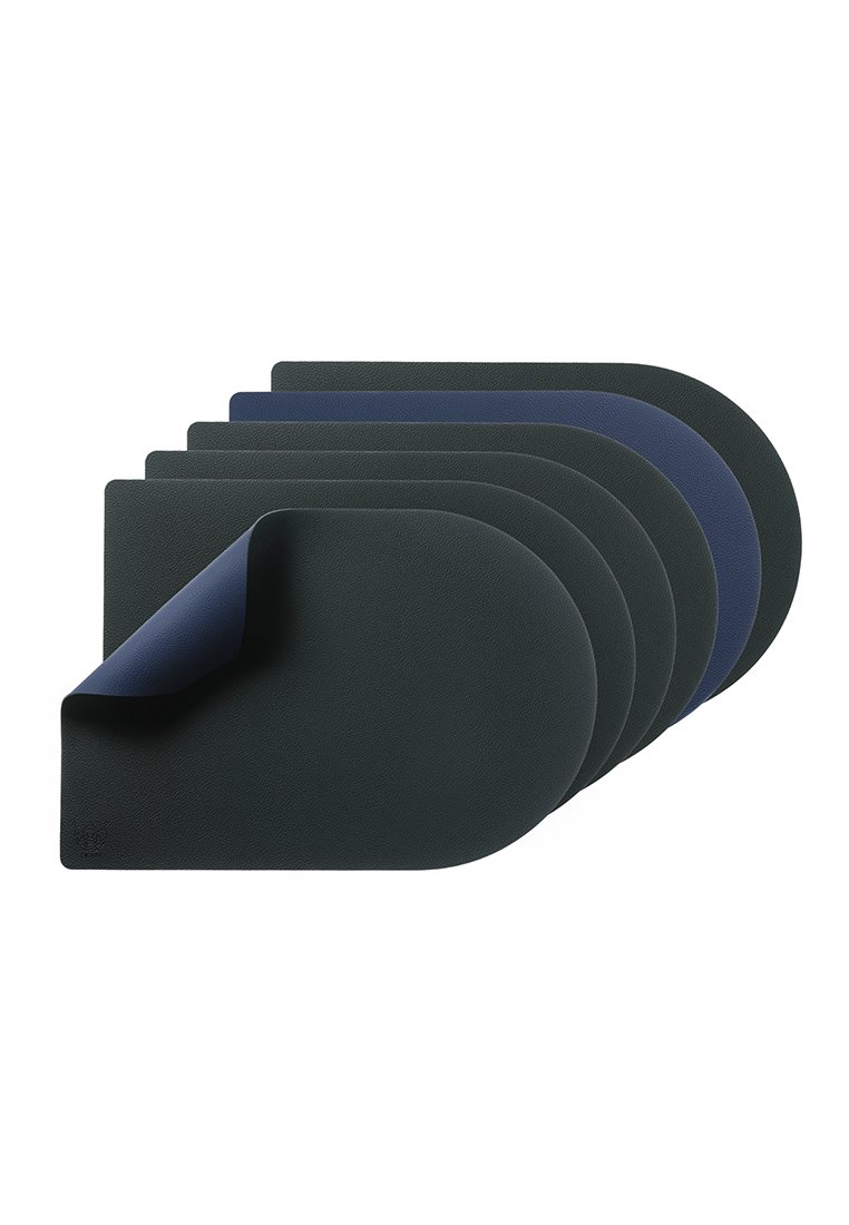 Set aus sechs Tischsets in unterschiedlichen Schattierungen von Dunkelgrün und Marineblau. Abgerundetete Kanten mit einer strukturierten Oberfläche und einem flexiblen, strapazierfähigen Material.