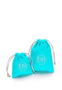 Pochettes en tissu turquoise de différentes tailles avec des cordons en argent. Chacune arbore le texte "Elli" et "NOUS ♥ BIJOUX" dans un design circulaire.