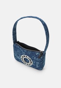 Borsa a spalla in denim con accento di logo circolare argentato, chiusura con zip e un motivo testurizzato blu. Tracolla regolabile per praticità.