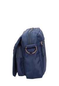 Borsa di stoffa blu navy con due scomparti con zip, forma piatta, design rettangolare e un anello laterale per attacco.