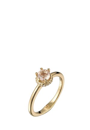 Goldener Ring mit einem runden, hellrosa Edelstein, gehalten von sechs Krappen, umgeben von kleinen klaren Steinen auf einem polierten Band.