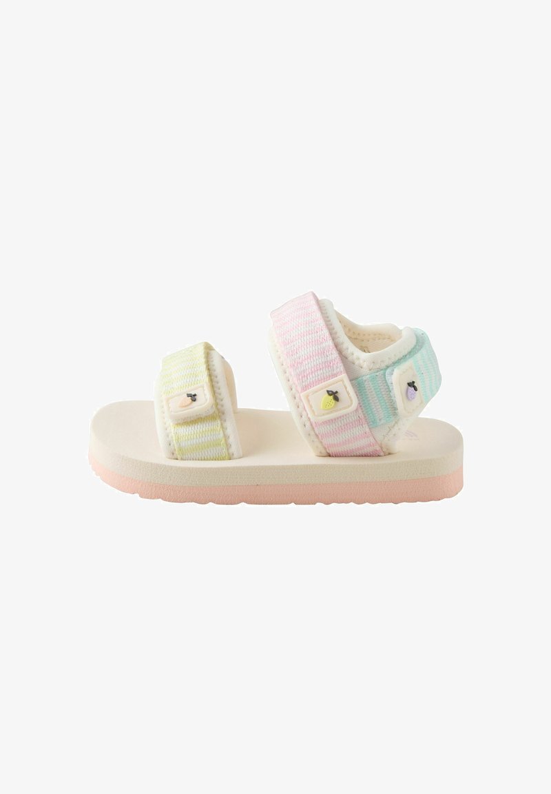 Sandales à brides avec de fines lanières en tissu coloré dans des tons pastel vert, rose et bleu. Semelle intérieure beige douce, semelle extérieure rose, et accents en forme de fruits.