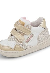 Sneaker bianco e oro per bambini con accenti glitterati, fasce in velcro e punte perforate. Caratterizzato da un collare imbottito e suola in gomma.