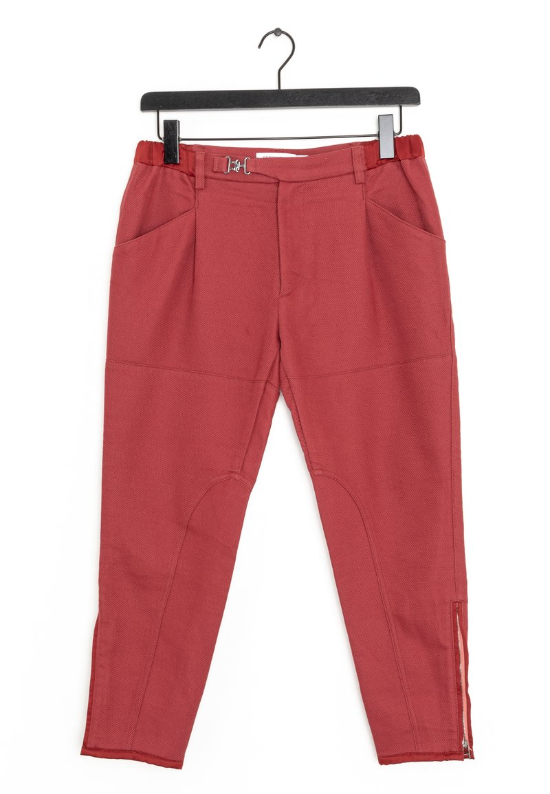Pantaloni rossi in tessuto intrecciato con una texture liscia, tasche frontali, chiusura con gancio metallico e cerniere alla caviglia per un tocco di dettaglio in più.