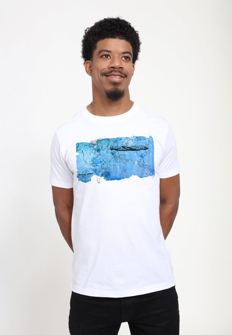 Hvid bomulds t-shirt med et blåt abstrakt kortdesign med sorte konturer; korte ærmer og en rund halsudskæring.