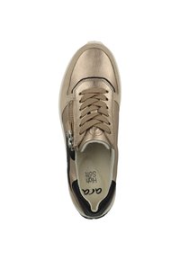 Baskets dorées métalliques avec cuir texturé et accents noirs. Dotées de lacets et d'une fermeture éclair sur le côté. Intérieur doux avec branding sur la semelle.
