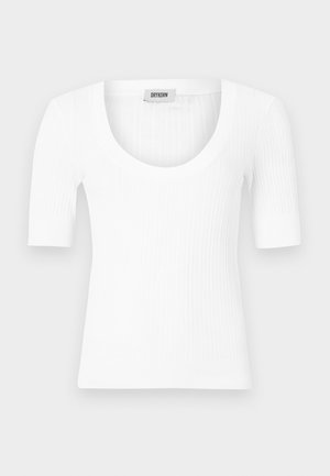 Weißes, geripptes Oberteil mit rundem Ausschnitt und kurzen Ärmeln, versehen mit einem strukturierten Stoff und einer figurbetonten Silhouette. Markenetikett sichtbar.