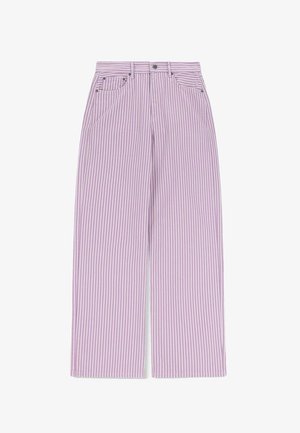 Lichte paarse wijde broek met witte verticale strepen, voorzien van voorkruiden, een knoopsluiting en contrasterende stiksels.