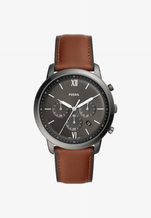 Rond Fossil polshorloge met zwarte wijzerplaat, chronograaf subdials, zilveren markers, datumsvenster op 4 uur en een bruine leren band.