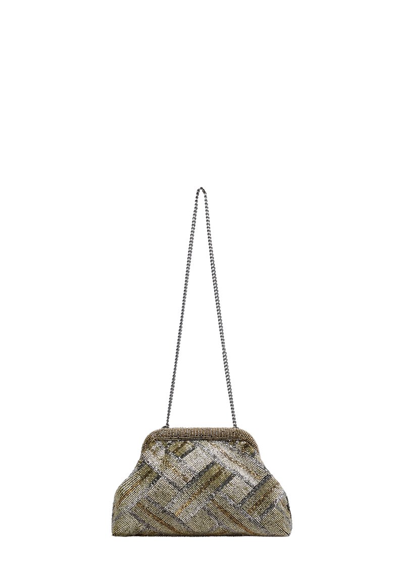 Bolso de mano con cuentas metálicas y correa de cadena. Presenta un patrón trenzado en tonos dorados, plateados y negros. Diseño de parte superior curvada.