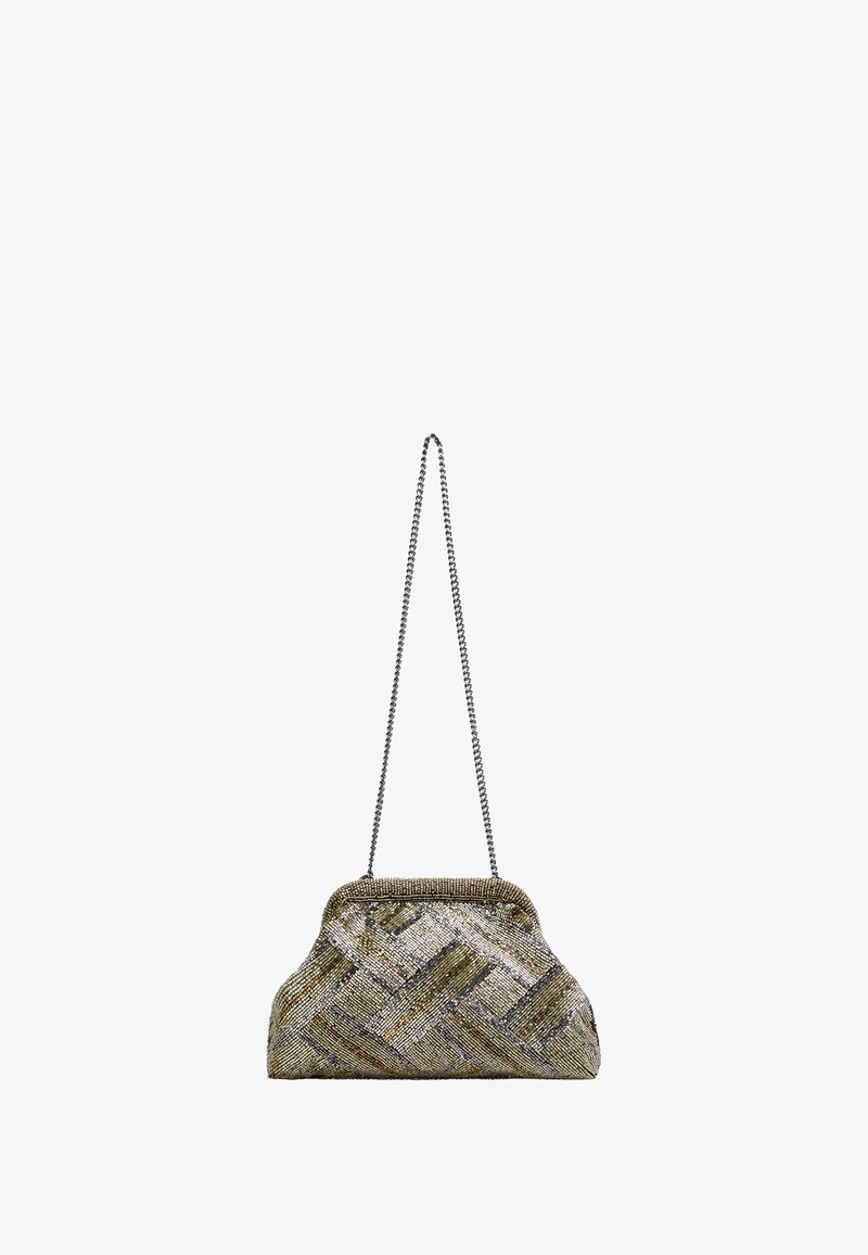 Bolso de mano con cuentas metálicas y correa de cadena. Presenta un patrón trenzado en tonos dorados, plateados y negros. Diseño de parte superior curvada.