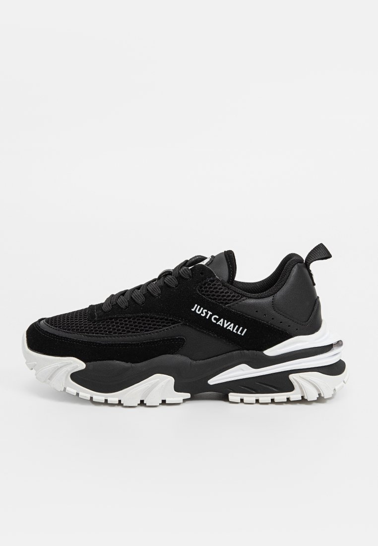 Chaussure de sport noire avec tige en mesh et synthétique, semelle blanche épaisse et marquage "JUST CAVALLI" en évidence sur le côté.