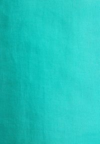 Tessuto turchese texture con una trama fine e uniforme. Il materiale appare liscio e leggero, mostrando un colore vibrante e uniforme.