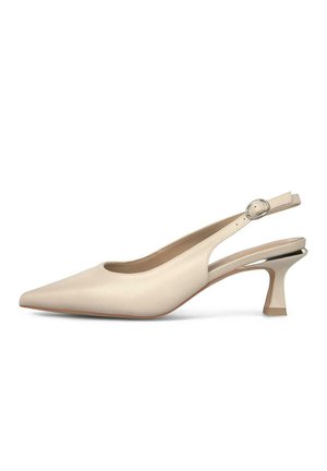 Beżowy sandal na obcasie z zakrzywionym noskiem, ozdobiony niewielkim metalicznym akcentem i regulowanym paskiem na białym tle.