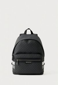 Mochila de tecido preta com padrão geométrico, apresenta um bolso frontal com fecho de correr, alças duplas para os ombros e riscas de destaque cinza.