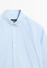 Hellblau-weiß gestreifte Hemd mit umlegbarem Kragen, ausgestattet mit weißen Knöpfen und einer glatten Stoffoberfläche. Markenlabel: Massimo Dutti.