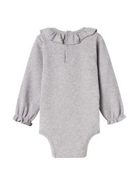 Siva bodi za dojenčke z dolgimi rokavi, rebrast vzorec, z ruffled ovratnikom in zadrgami na hrbtu ter na zapestjih.