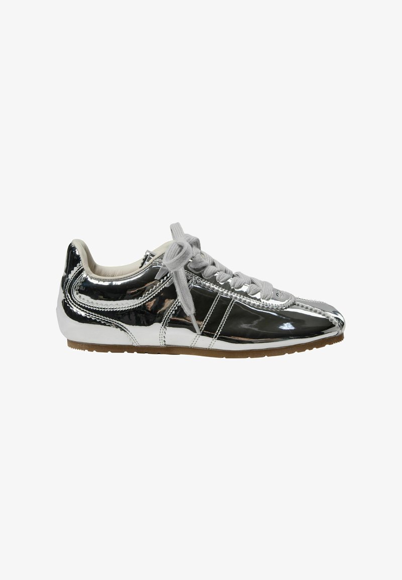 Fekete lakkbőr sneaker szürke fűzőkkel, kerek orral, fehér díszítéssel és barna gumitalppal. Elegáns, fényvisszaverő felületekkel rendelkezik.