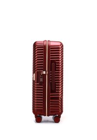 Valigia rigida di colore rosso metallizzato, con un design rigato, zip dorata, lucchetto a combinazione e quattro ruote rosse per la mobilità.