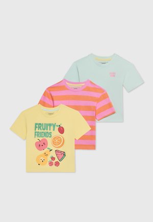Trzy dziecięce koszulki z krótkim rękawem: żółta z grafiką owoców i napisem „Fruity Friends”, różowo-pomarańczowe paski oraz jednolite jasnoniebieskie z małym różowym napisem.