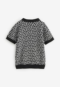 Schwarzes kurzärmliges Shirt mit einem geometrischen weißen Muster. Gerippter Kragen und Bündchen, aus gestricktem Stoff mit strukturierter Oberfläche.