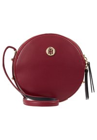 Borsa a tracolla rotonda borgogna realizzata in pelle liscia, con logo dorato, chiusura a zip e tracolla nera con dettagli a frange.