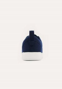 Marineblaue Filz-Sneaker mit einer weißen Gummisohle und einer kleinen Zugschlaufe hinten für ein einfaches Anziehen. Glatte Textur, niedriges Profil-Design.