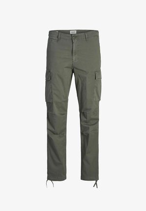 Pantaloni cargo in tessuto verde oliva con una texture liscia. Presentano numerosi taschini laterali, una chiusura con bottone e lacci all'orlo.