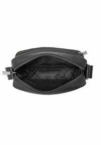 Czarna torba materiałowa z dwoma zamykanymi na zamek przegrodami. Gładka tekstura, prostokątny kształt i wzorowane wnętrze. Elementy metalowe z logo.