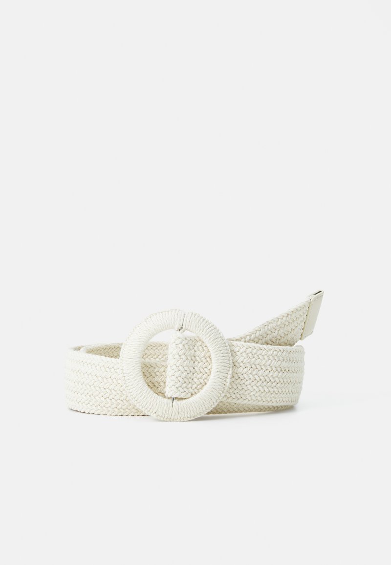 Weißer gewebter Stoffgurt mit einer runden Stoffschnalle und einem verstellbaren Riemen mit einer glatten Textur.