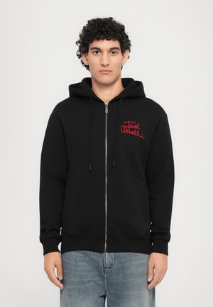 Svart zip-up hettegenser laget av bomullsblandingsstoff, med en rød brodert logo på brystet, frontlommer og justerbar snorhette.
