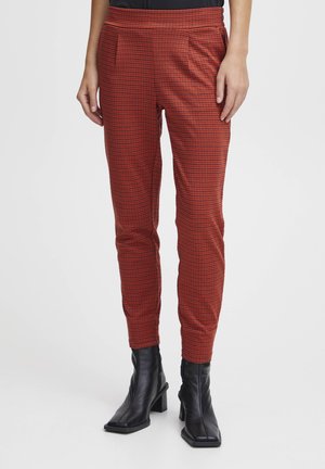 Rote karierten Hosen mit Slim-Fit, ausgestattet mit Seitentaschen und einer glatten Textur. Getragen mit schwarzen Stiefeletten.
