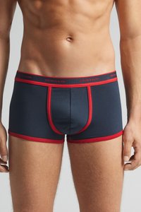 Námořnické modré boxerky s červenými akcenty, s těsným střihem, texturovanou tkaninou a logem na pase. Navrženo pro pohodlí a podporu.