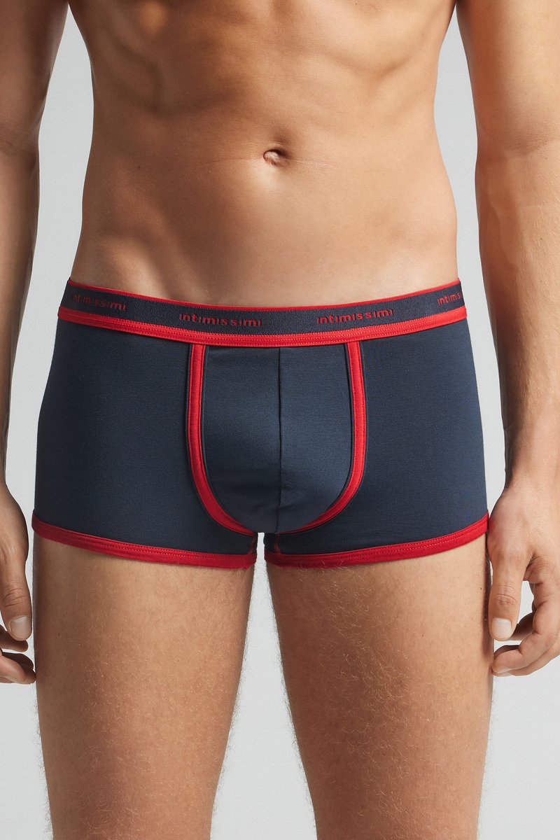 Námořnické modré boxerky s červenými akcenty, s těsným střihem, texturovanou tkaninou a logem na pase. Navrženo pro pohodlí a podporu.
