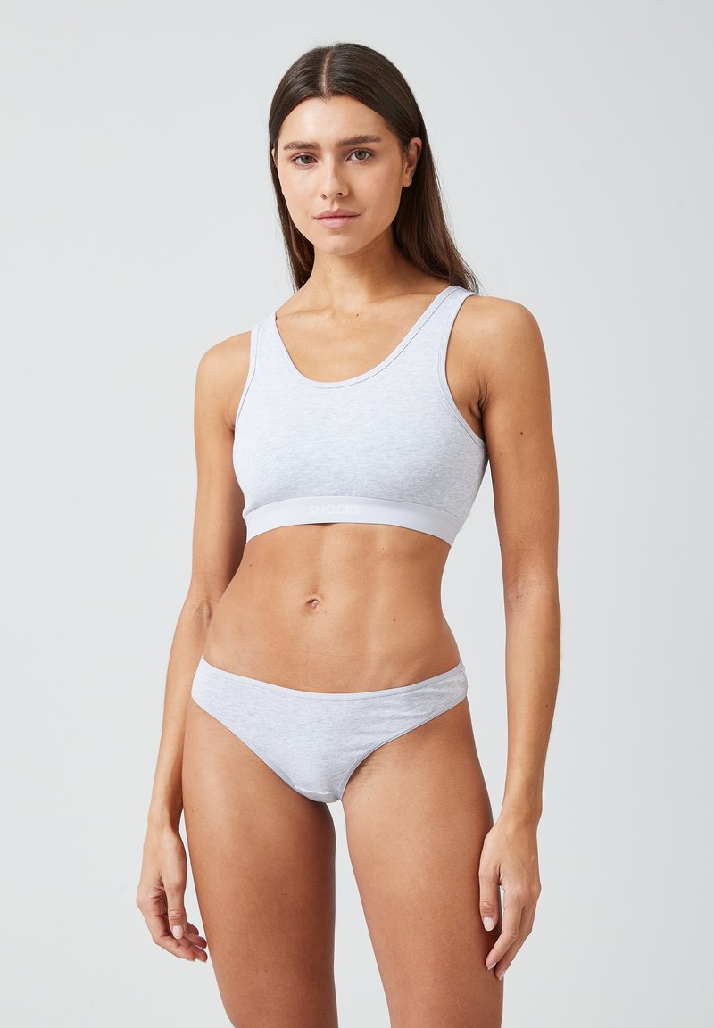 Hellgraues Baumwoll-Bralette und Bikini-Set mit glatter Textur, ausgestattet mit einem Rundhalsausschnitt und einem elastischen Bund mit dem Aufdruck "SNOCKS".