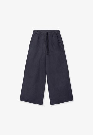 Pantaloni blu navy a gamba larga con vita elasticizzata e coulisse, dotati di tasche laterali e vestibilità ampia e comoda.