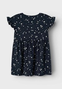 Vestido de color marino con mangas cortas con volantes, decorado con un patrón floral en blanco. El diseño incluye un cuerpo ajustado y una falda acampanada.