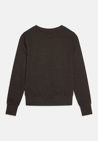 Mørkebrunt sweatshirt med rund hals, ribbestrikkede mansjetter og kant, og en myk tekstur. Har et lite merke på baksiden nær halsutskjæringen.