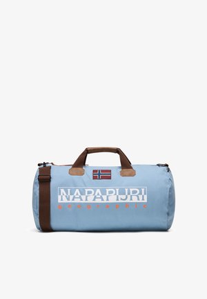 Blauer Reisetasche mit braunen Riemen, versehen mit einem norwegischen Flaggenpatch und weißem "NAPAPIJRI"-Logo. Robustes Material mit glatter Textur.