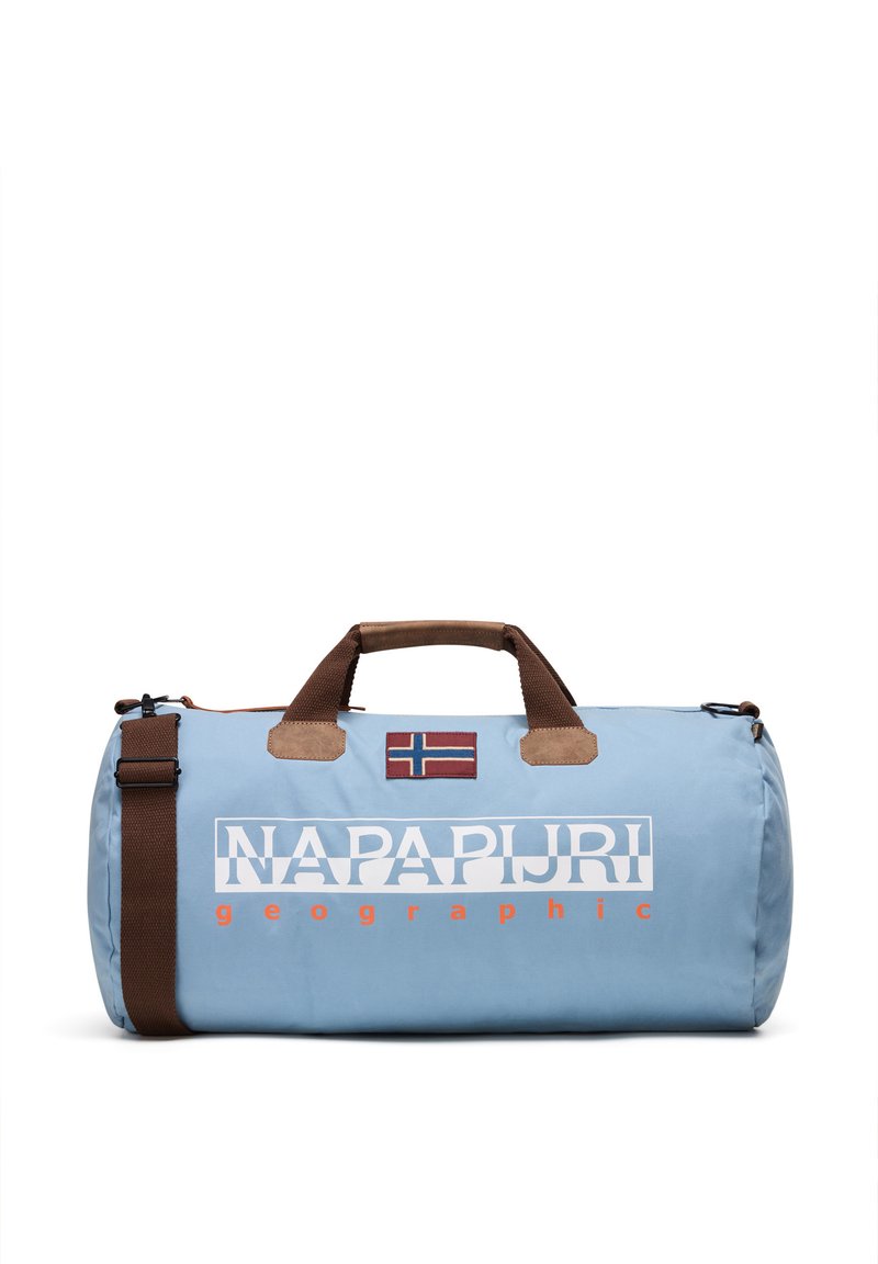 Borsa duffel blu con manici marroni, dotata di una toppa con la bandiera norvegese e logo bianco "NAPAPIJRI". Tessuto resistente con una consistenza liscia.