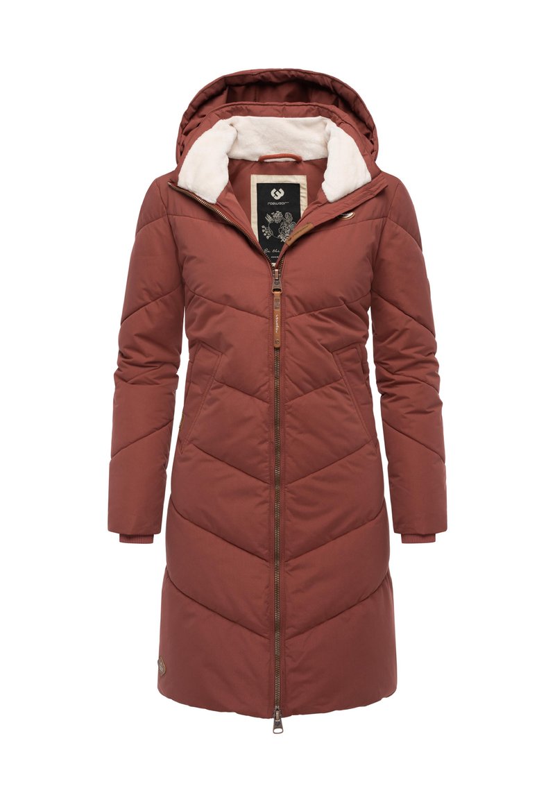 Dlouhý bordó prošívaný kabát s kapucí, zdobený prošívanými vzory, se zipem vpředu a fleecovou podšívkou na límci pro větší teplo.