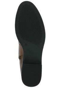 Hnědá kožená bota s flexibilní černou gumovou podrážkou, která má texturovaný vzor a zakulacený design špičky. Boční zip pro snadné obouvání.